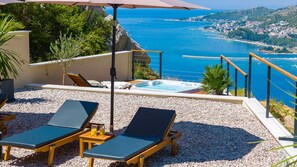 Sunbathing area with private pool and Whirlpool