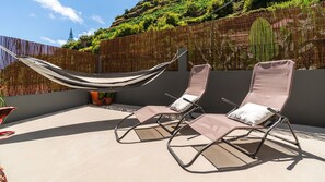 Modern Tropical Hideaway: A stylishly refurbished T1 apartment in Ponta do Sol. Features a cozy double sofa bed, lovely patio, and stunning ocean views for a serene escape. #modern #pontadosol