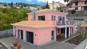 Aerial view of Mon Rêve Portugais in Funchal, Madeira: Traditional two-story Madeiran house featuring indoor parking and a marvellous barbecue, surrounded by stunning landscapes and picturesque scenery.
#madeira #funchal #house #T2