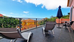 Enjoy the best of Madeira at Mon Rêve Portugais in Funchal: A charming two-story traditional house with indoor parking, a marvellous barbecue, and a stunning terrace equipped with sun loungers and outdoor table #outdoorfurniture #sunumbrella #terrace
