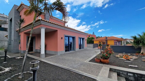 Mon Rêve Portugais in Funchal, Madeira: Charming two-story traditional Madeiran house with indoor parking, a marvellous barbecue. #funchal #house #private #parking
