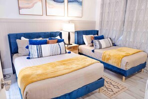 Suite 2 with private bathroom, single bed and full bed, air conditioning, TV 