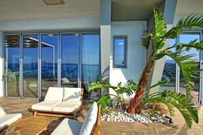Balcony / Terrace / Patio, Building Exterior, Outdoor