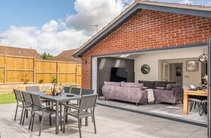 Skylark, Burnham Market: Outdoor and indoor living