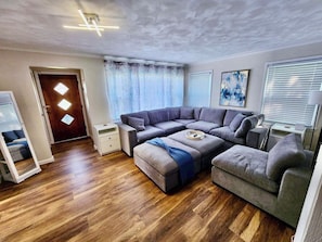 Main floor - Living room (1)