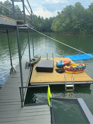 Swim dock with swim mat