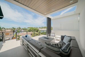 Third floor balcony
with fire pit