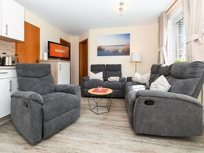 Wohnzimmer mit integriertem KĂŒchenbereich