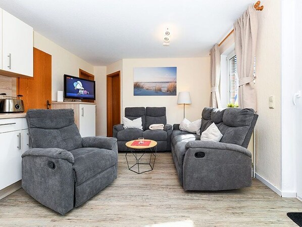 Wohnzimmer mit integriertem KĂŒchenbereich