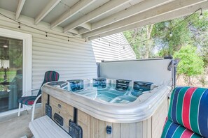 Unwind and relax in our private hot tub.The perfect way to end a day of exploring.