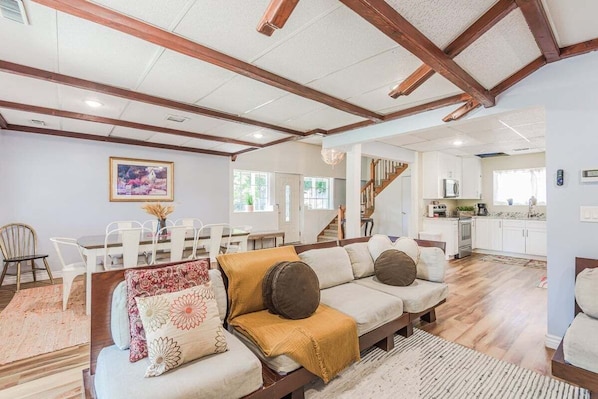 Make yourself at home in our inviting living room, perfect for cozy evenings!
