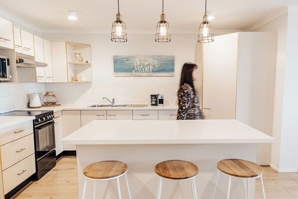 Fully equipped kitchen with coffee machine and air-fryer