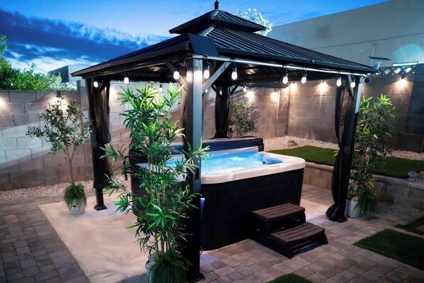Outdoor spa tub