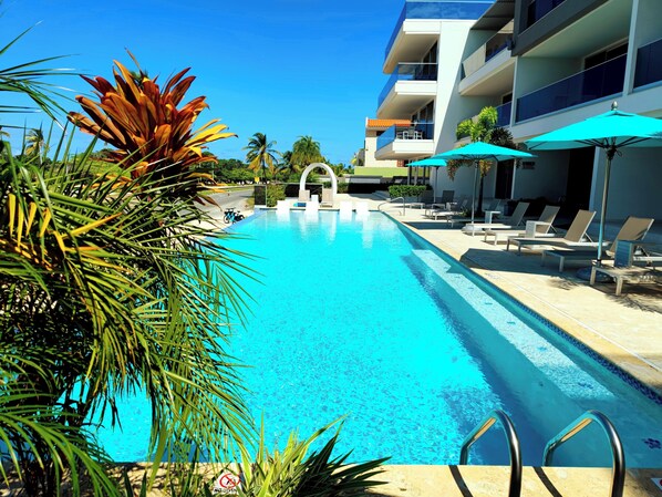 Refresh in Infinity Pool overlooking Eagle Beach