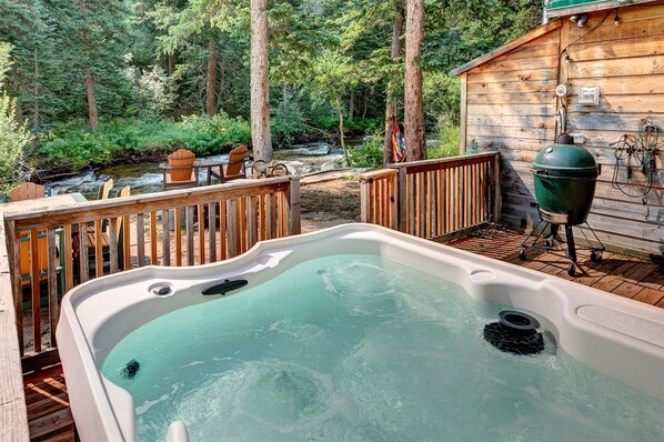 Outdoor spa tub
