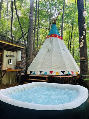 Outdoor spa tub