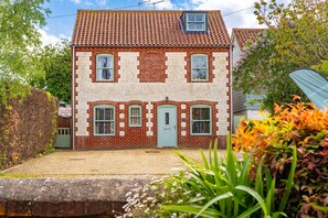 Blossom Cottage, Brancaster: Front elevation. Blossom Cottage is on the right.