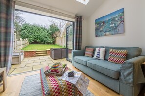 Blossom Cottage, Brancaster: The sitting room overlooks the garden