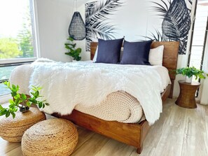 Primary bedroom, king size temperpedic mattress..