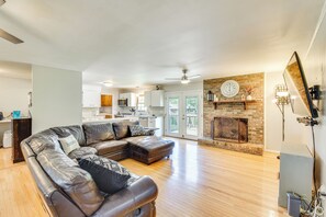 Living Room | Free WiFi | Smart TVs | Central A/C & Heating | Fireplace