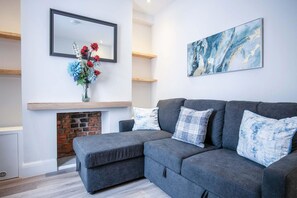 Fleet Street - 2 Bedroom Holiday Home - Swansea (5393)
