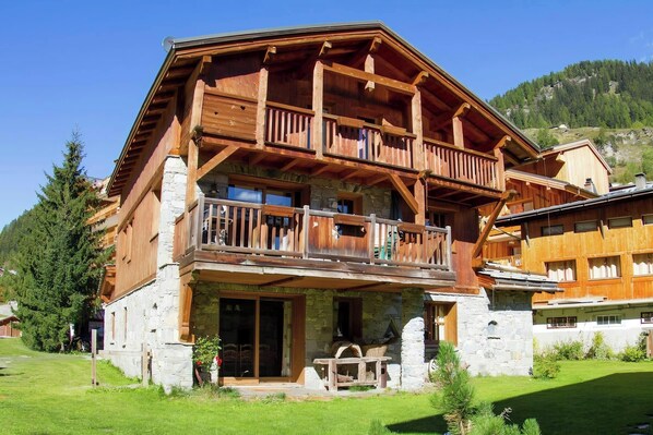 This charming chalet offers a picturesque setting for your mountain getaway.  The exterior features a traditional wooden design, with a stone foundation that blends seamlessly into the surrounding alpine landscape. The private garden and terrace provide a