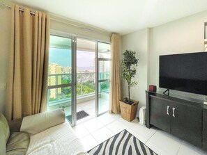 Communal lounge / TV room,Dining area,Sea view