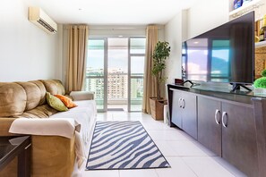 Communal lounge / TV room,Dining area,Sea view