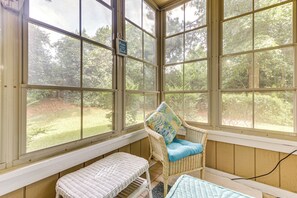 Screened-In Porch | Outdoor Seating | Free WiFi