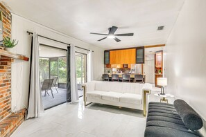Living Room | Free WiFi | Smart TV