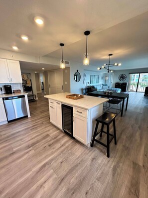 Fully equipped kitchen w/ appliances,countertop,& central island w/ 4 bar stools