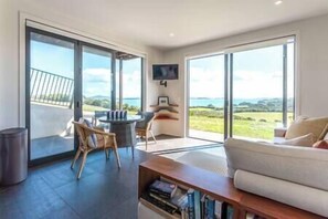 Tradewinds Luxury Apartment, views, pool and spa