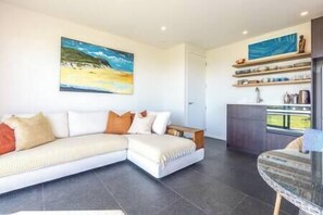 Tradewinds Luxury Apartment, views, pool and spa