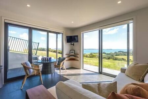 Tradewinds Luxury Apartment, views, pool and spa