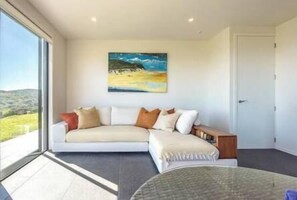 Tradewinds Luxury Apartment, views, pool and spa