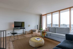 Spacious living room with sea view
