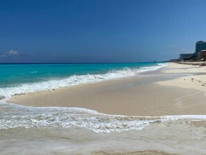 Playa a 2 minutos caminando. 

Beach 2 minutes walking distance.