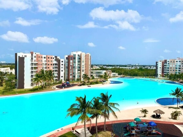 Largest Pool Ever. Pool view, Amazing pool. 
La alberca más grande que vas a ver. Increible con vista a la alberca. 