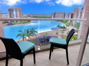 Largest Pool Ever. Pool view, Amazing pool. 
La alberca más grande que vas a ver. Increible con vista a la alberca. 