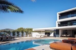 Just 300 meters from the breathtaking Kolymvari Beach, Villa Nuera I offers an ideal balance of comfort and accessibility.