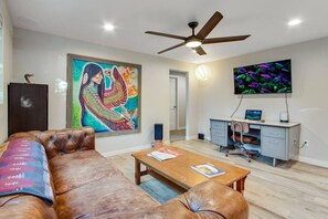 Common room with a working desk and SmartTV