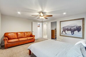 Primary bedroom with a queen size bed.
