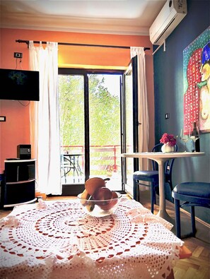 Dunja Apafrytments - Studio - livingroom with
seating area