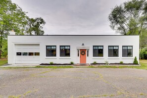 Exterior | Driveway (2 Vehicles)
