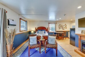 Studio | Queen Bed | Free WiFi | Central A/C & Heat
