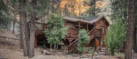 Enjoy our authentic log cabin in Big Bear, Cozy on Rainbow, under orange/pink sunsets, night time starry skies and over 300 days of sunshine and blue skies annually!