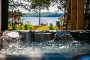 Outdoor spa tub