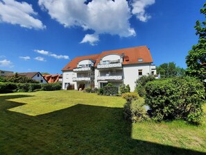 Blick von hinten auf das Mehrfamilienhaus