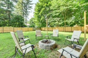 Fully Fenced Backyard | Fire Pit (Wood Provided)