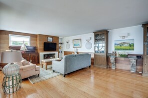 Living Room | Decorative Fireplace | Cable TV | 1st Floor